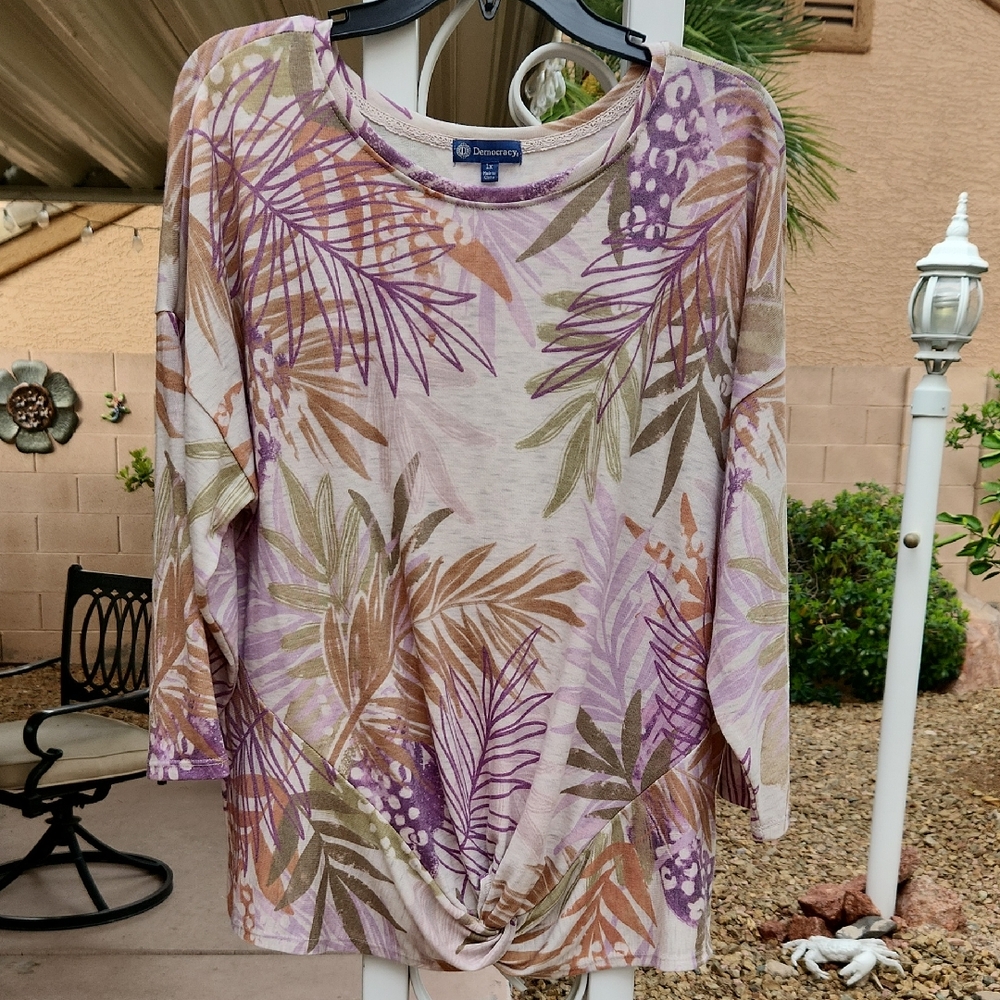 Democracy Women's 1X Twist-Hem Tropical Print Top Lavender And Neutral Tones